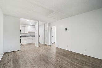 Los Olivos Apartments in Whittier, CA - Foto de edificio - Building Photo