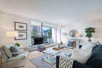 Shorewood Manor in West Vancouver, BC - Building Photo - Building Photo