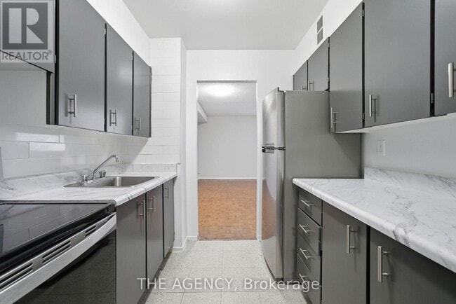 2350 Dundas St W in Toronto, ON - Building Photo - Building Photo