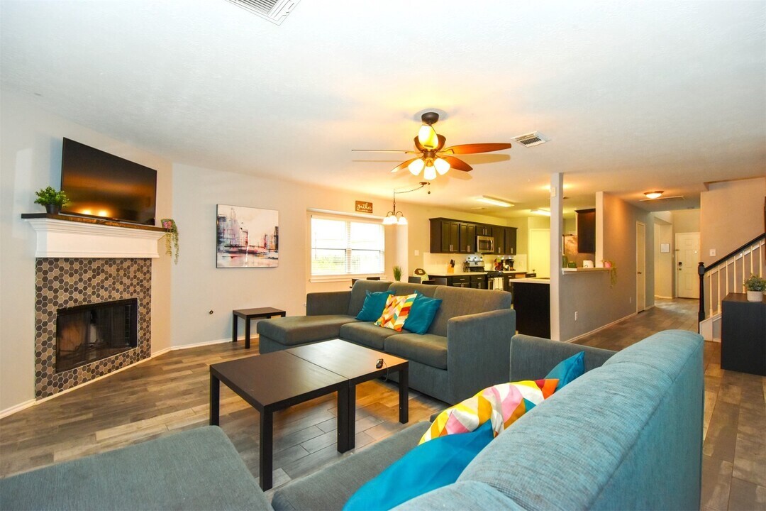 11007 Shumard Oak Ct in Houston, TX - Building Photo