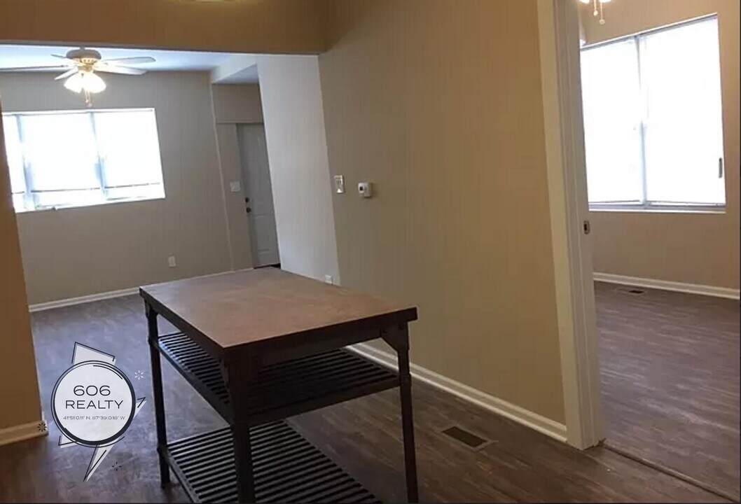 2447 N Clybourn Ave, Unit 1f in Chicago, IL - Building Photo