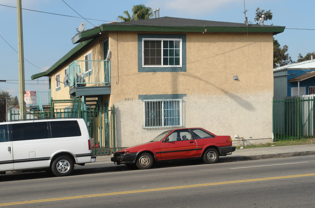 5611 Main St in Los Angeles, CA - Building Photo