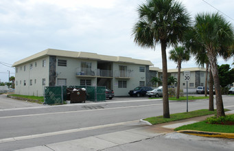 163rd Street Apartments in North Miami Beach, FL - Building Photo - Building Photo