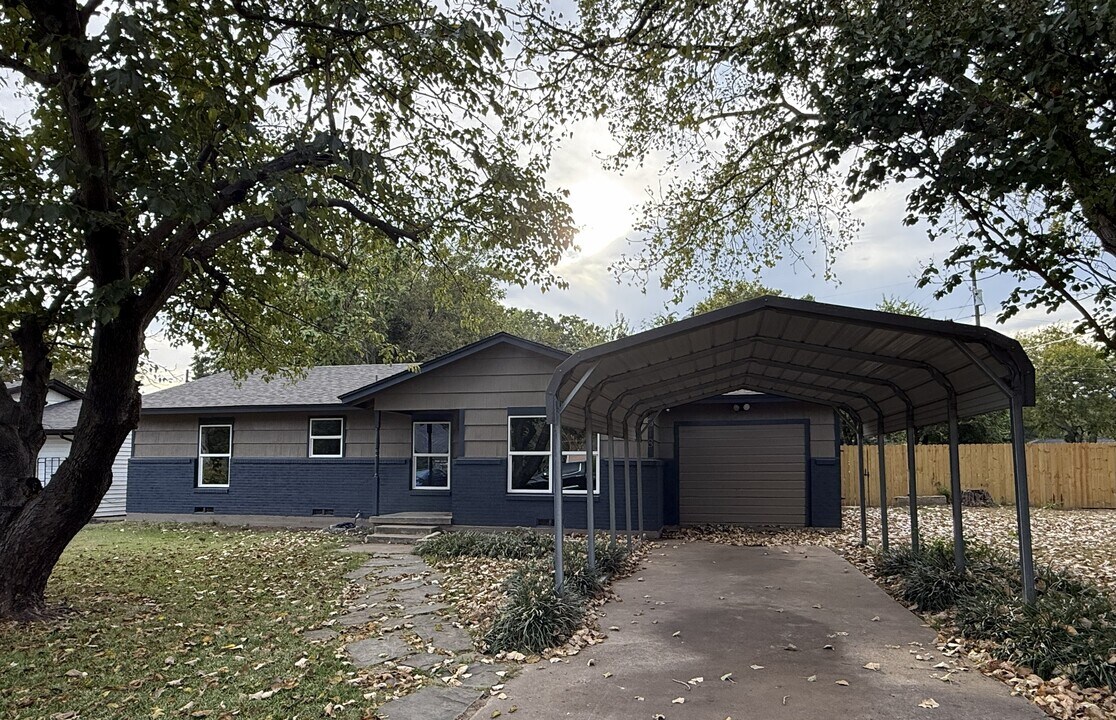 1318 N Binkley St in Sherman, TX - Building Photo