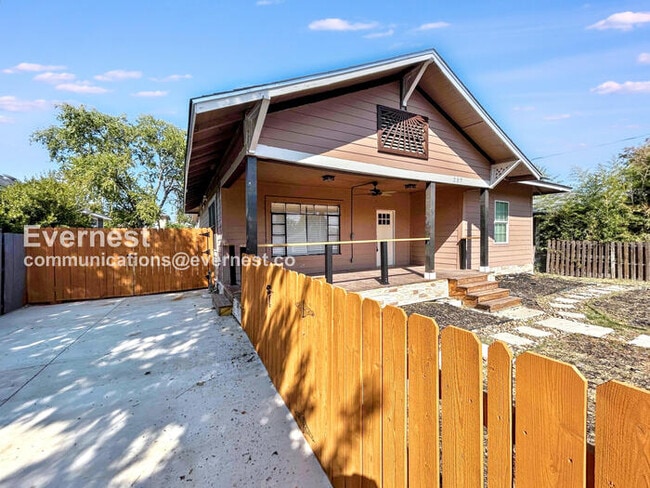 207 University Ave. in San Antonio, TX - Foto de edificio - Building Photo