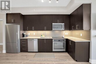 9600 Yonge St in Richmond Hill, ON - Building Photo - Building Photo