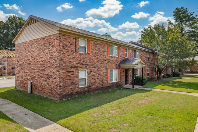 Camelot Manor in Memphis, TN - Building Photo - Building Photo