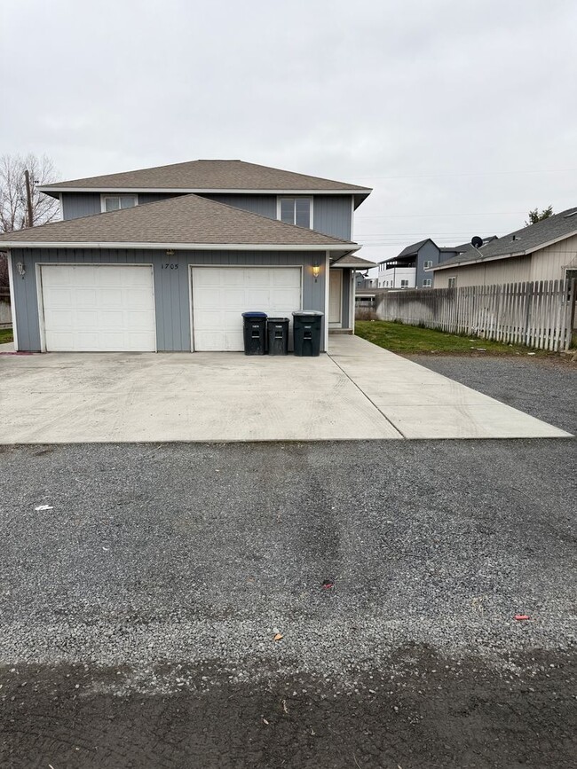 property at 1705 W Bemis St