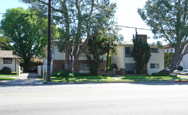 7004 Woodman Ave in Van Nuys, CA - Building Photo - Building Photo