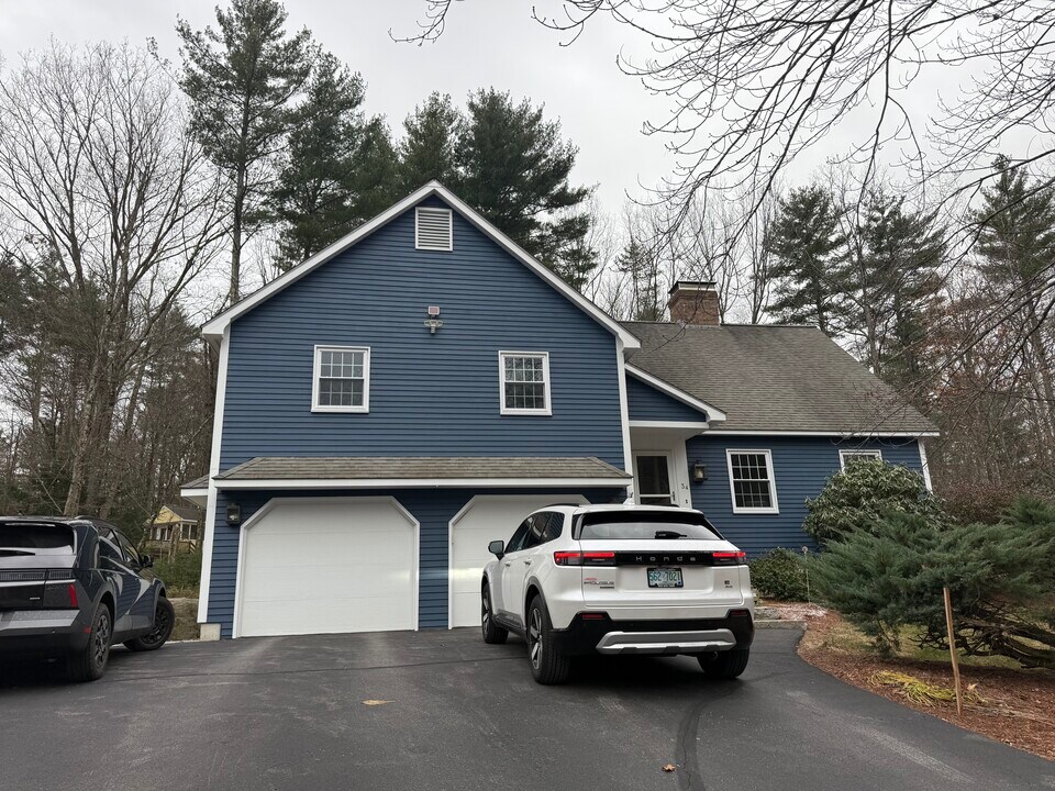 34 Hitching Post Ln in Bedford, NH - Building Photo