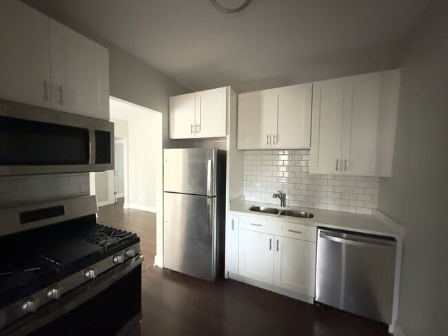 3351 W Sunnyside Ave in Chicago, IL - Building Photo - Building Photo
