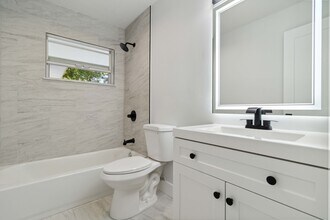 4970 Brookmeade Dr in Sarasota, FL - Building Photo - Building Photo