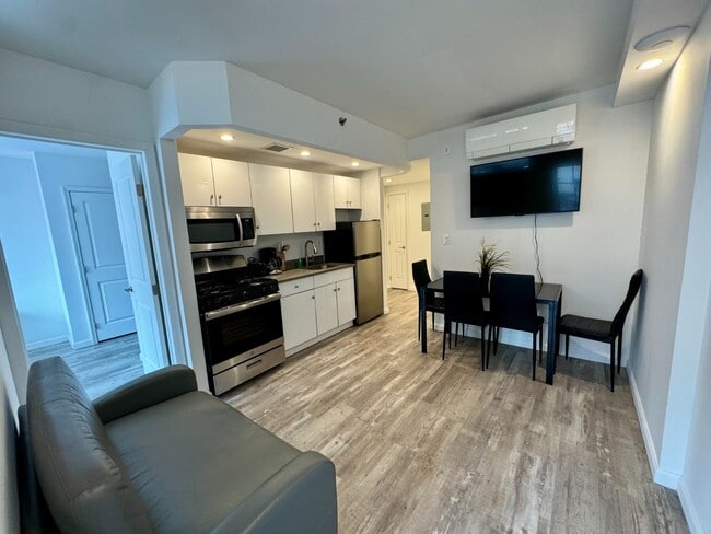 433 W 53rd St in New York, NY - Building Photo - Building Photo