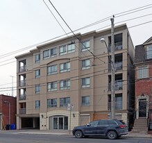 716 Kingston Rd in Toronto, ON - Building Photo