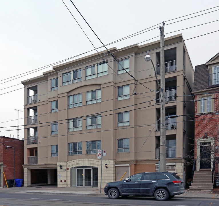 716 Kingston Rd in Toronto, ON - Building Photo