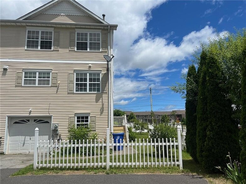 29 Peach Pl, Unit 2306 in Middletown, NY - Building Photo