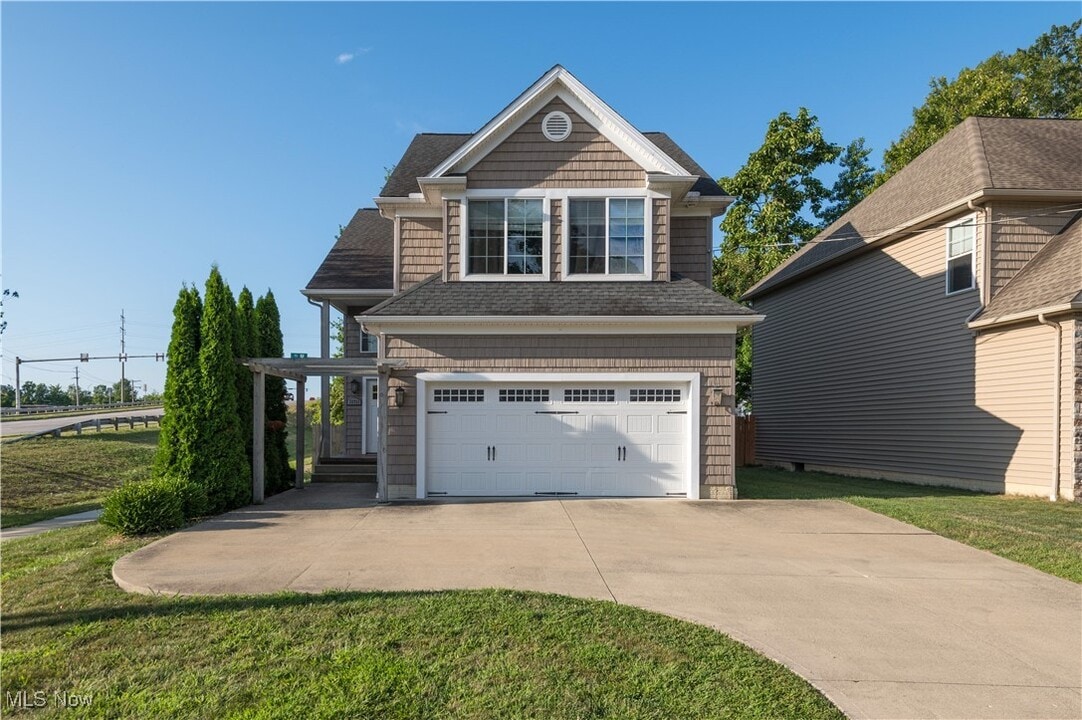 23711 Wolf Rd in Bay Village, OH - Foto de edificio