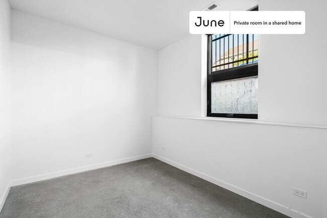 Private bedroom in 4 bed/3.5 bath Home in Chicago, IL - Building Photo - Building Photo