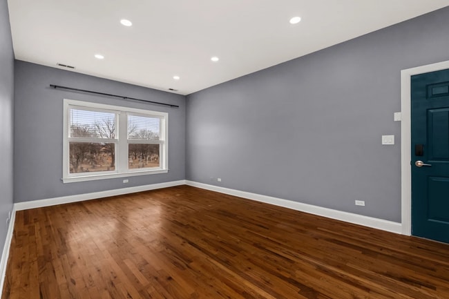 property at 1323 W Lawrence Ave