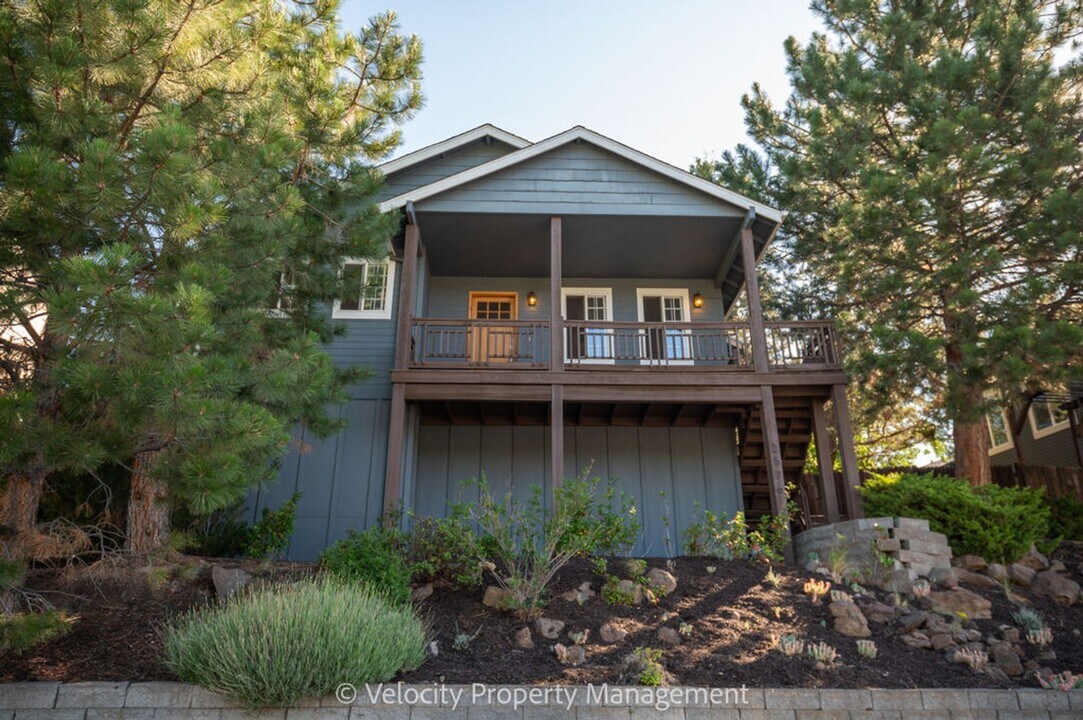 2576 NW Monterey Pines Dr in Bend, OR - Building Photo