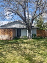 986 Ridgewood Dr in Sparks, NV - Building Photo