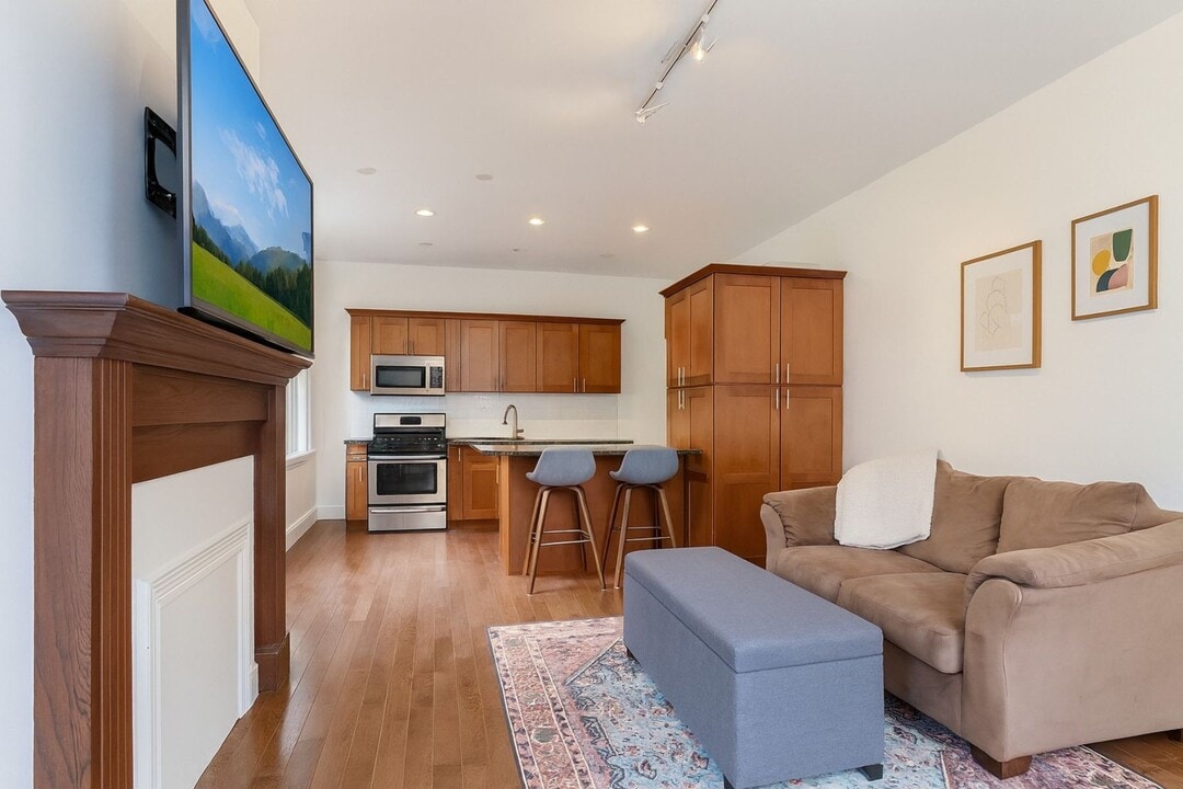 21-11 46th Ave in Queens, NY - Building Photo