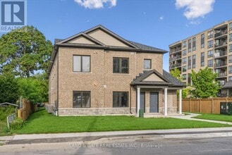 223 Albert St in Oshawa, ON - Building Photo - Building Photo