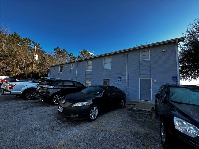 7201 Hallshire Dr in Houston, TX - Building Photo - Building Photo