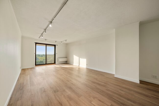 7855 Kennedy Blvd E, Unit 17H in North Bergen, NJ - Building Photo - Building Photo