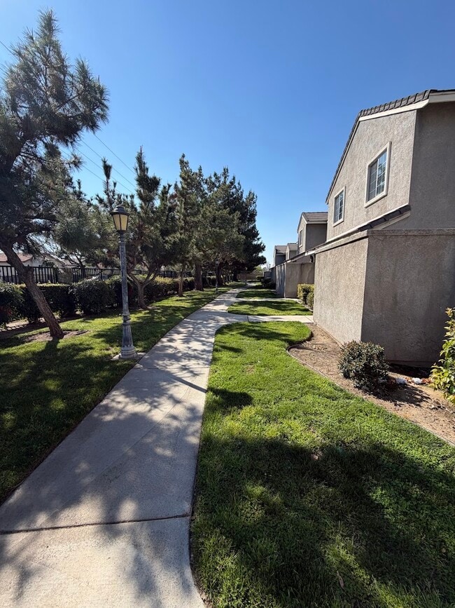 204 W Walnut Ave in Rialto, CA - Building Photo - Building Photo
