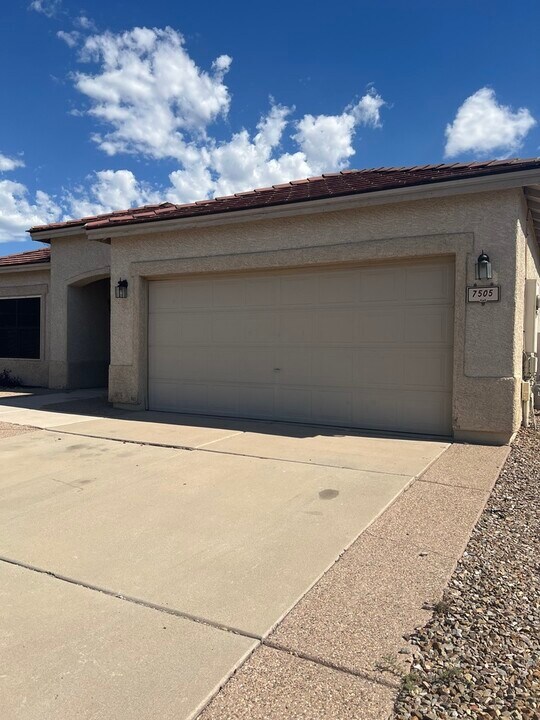 7505 S Arizona Madera Dr in Tucson, AZ - Foto de edificio