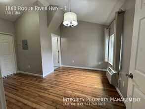 1860 Rogue River Hwy in Grants Pass, OR - Building Photo - Building Photo