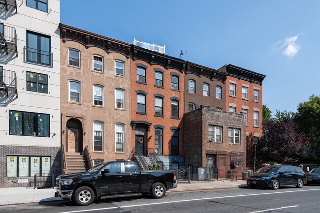 923 Bedford Ave in Brooklyn, NY - Foto de edificio - Building Photo