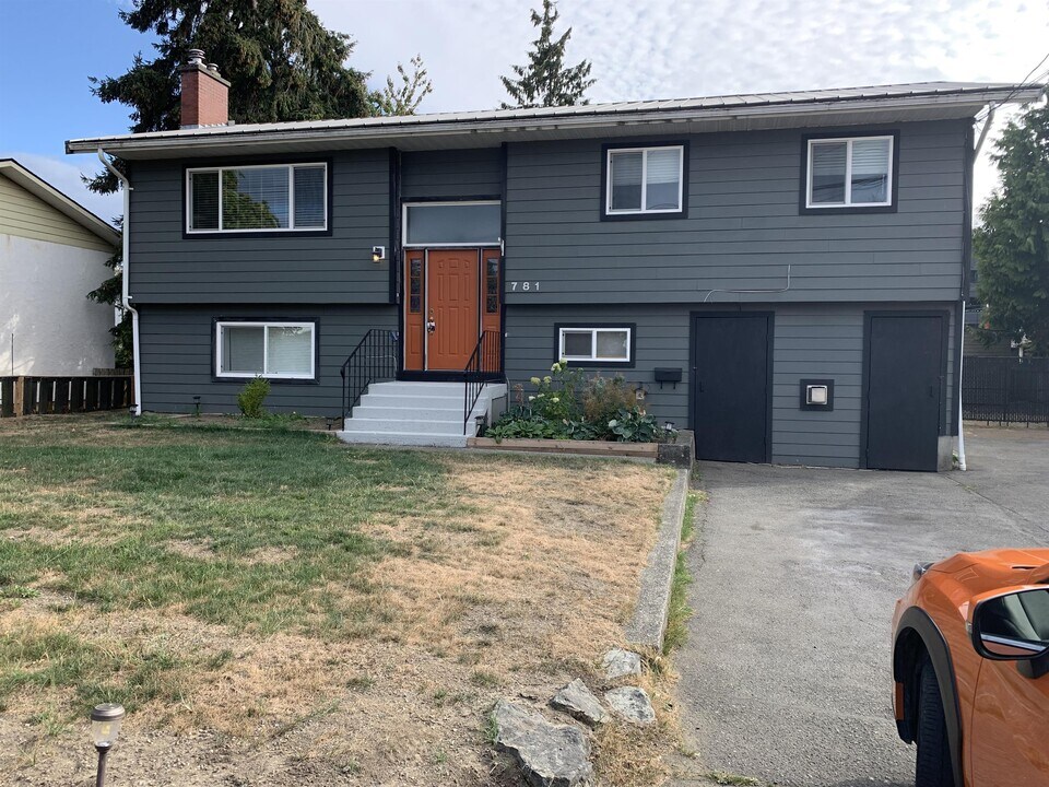 781 Arncote Ave in Victoria, BC - Building Photo