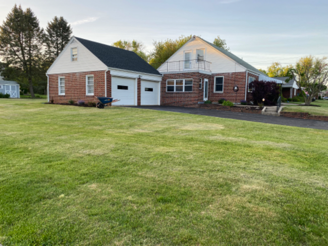 308 N Academy Dr in Ephrata, PA - Foto de edificio - Building Photo