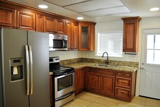 2203 Voorhees Ave, Unit 2 in Redondo Beach, CA - Building Photo - Building Photo