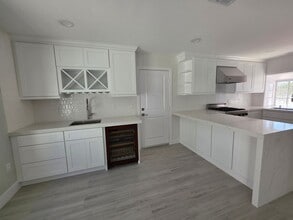 12412 Lambert Cir in Garden Grove, CA - Foto de edificio - Building Photo