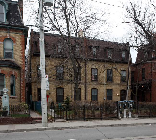 230-232 Carlton St in Toronto, ON - Building Photo - Building Photo