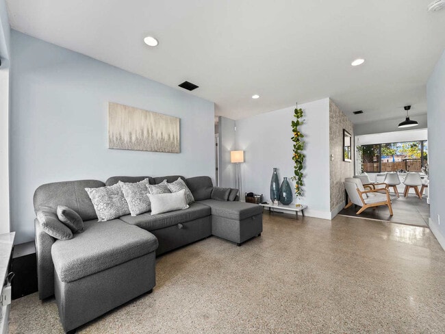 2740 NW 21st St in Fort Lauderdale, FL - Foto de edificio - Building Photo