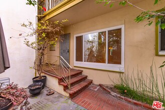 1208 N Crescent Heights Blvd in West Hollywood, CA - Building Photo - Building Photo