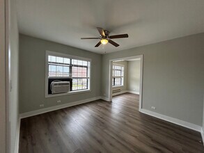 725 Saint Johns Ave, Unit 13 in Highland Park, IL - Building Photo - Building Photo