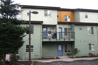 Miraflores in Portland, OR - Building Photo - Building Photo