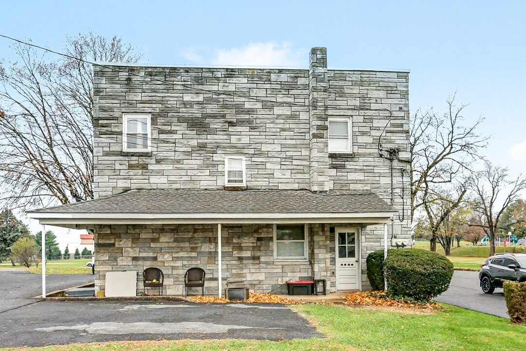 218-222 S Sporting Hill Rd in Mechanicsburg, PA - Building Photo