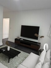 212 NW 15th St in Miami, FL - Foto de edificio - Building Photo