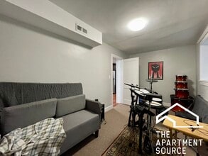 2028 N Sawyer Ave, Unit G in Chicago, IL - Foto de edificio - Building Photo