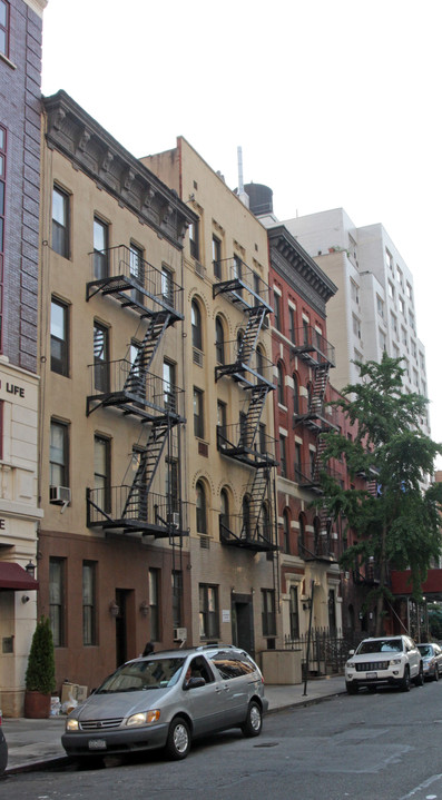 423 E 77th St in New York, NY - Building Photo