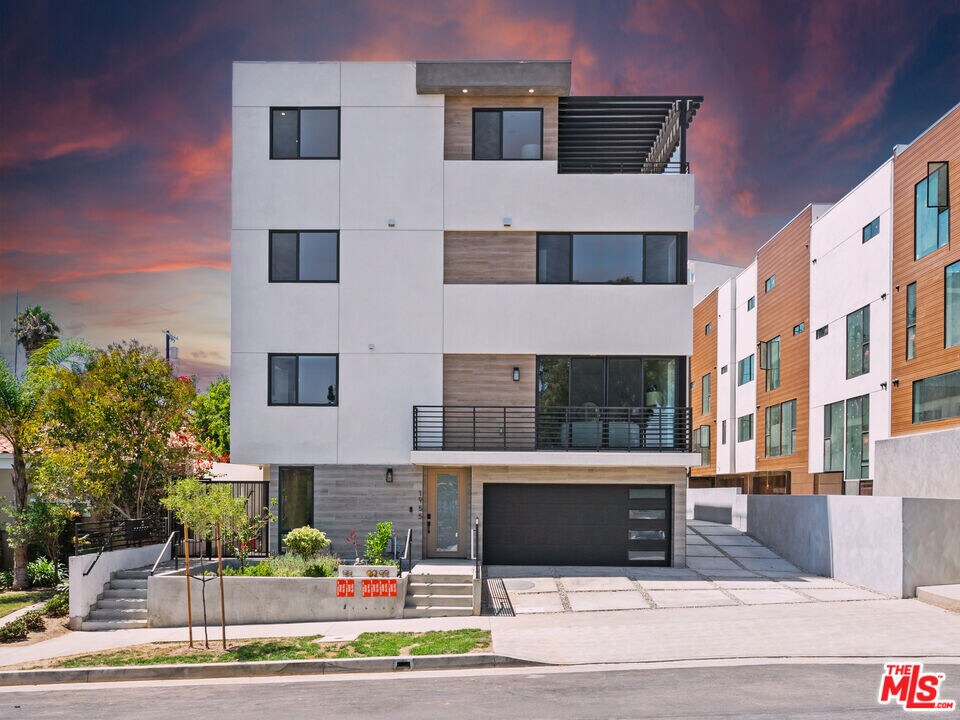 1955 Preuss Rd in Los Angeles, CA - Building Photo