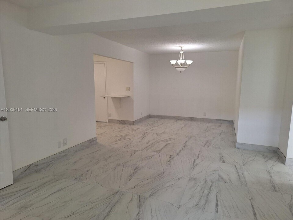 12831 SW 43rd Dr in Miami, FL - Building Photo