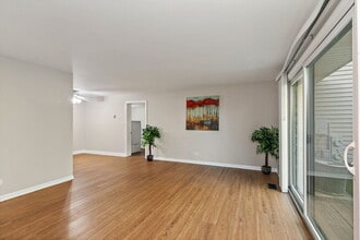 1303 Yarmouth Ct in Schaumburg, IL - Building Photo - Building Photo