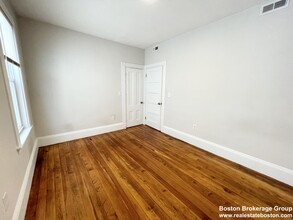 108 Buttonwood St, Unit #2 in Boston, MA - Foto de edificio - Building Photo